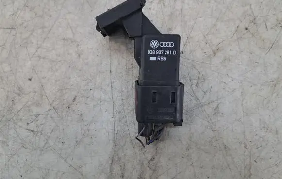Volkswagen PASSAT B6 Glow plug pre-heat relay 0281003038