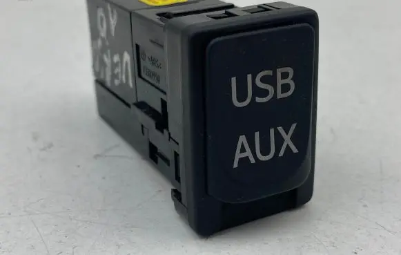 Toyota Verso USB socket connector 8619002060 206310 CALS0897G