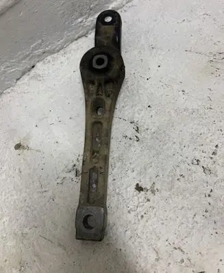 Volkswagen PASSAT B6 Engine mount bracket