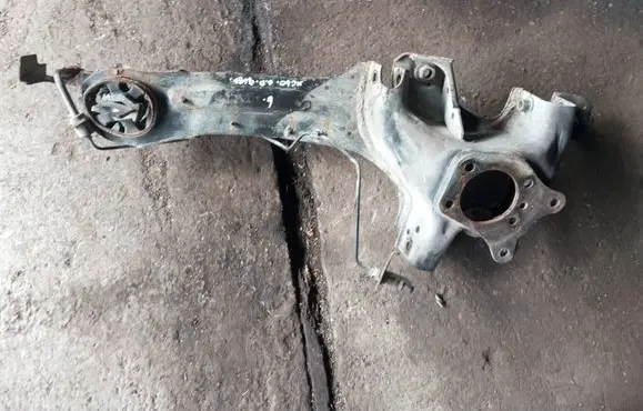 Rear wheel hub spindle/knuckle