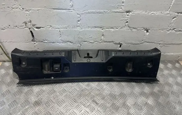 BMW 5 F10 F11 Tailgate/boot lid lock trim 7227535