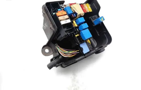 Dacia Sandero Fuse module 243809584R MOU7103