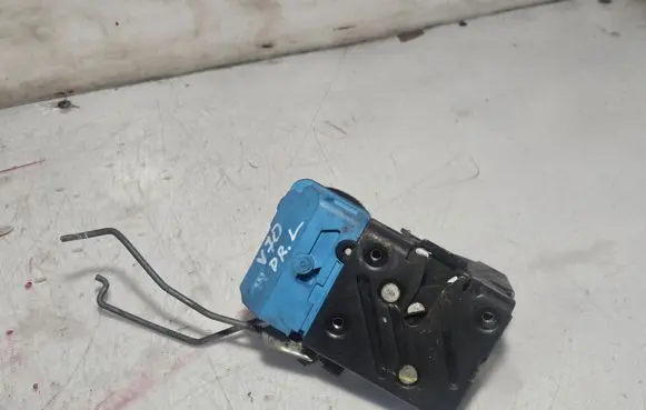 Volvo V70 Front door lock 30699746