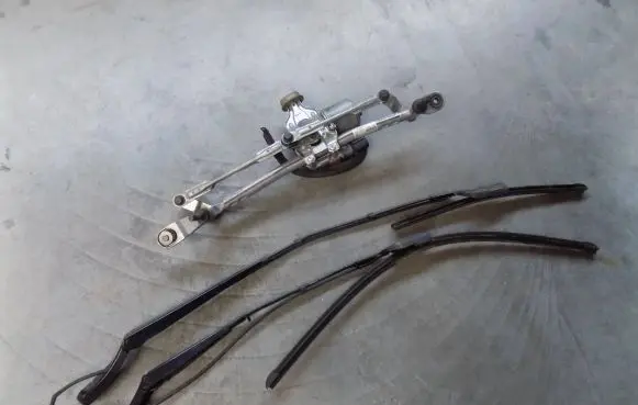 Peugeot 3008 II Front wiper blade arm
