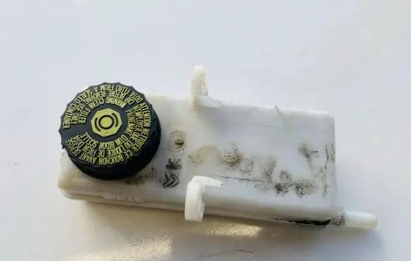 Brake fluid reservoir
