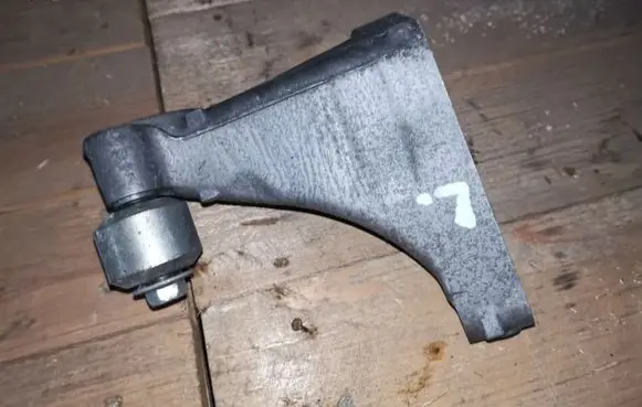 Subaru Legacy Engine mounting bracket