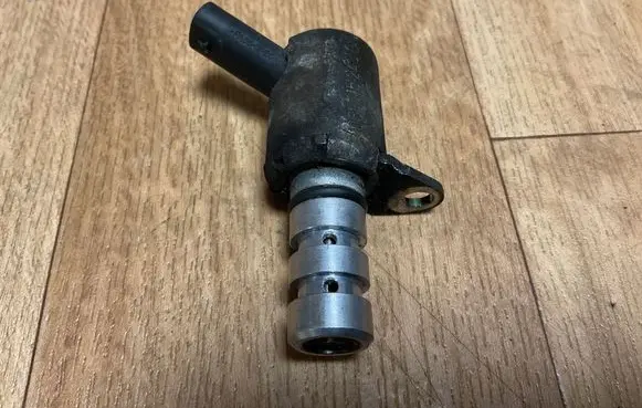 Volkswagen Touareg II Camshaft vanos timing valve 06E115243G