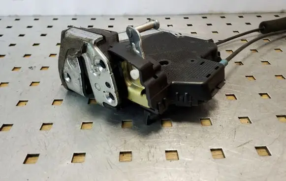 Suzuki Grand Vitara II Rear door lock 5J0617