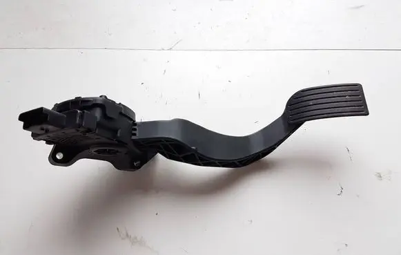 Accelerator throttle pedal