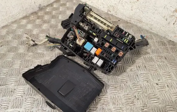Toyota Auris 150 Fuse box set 8274102050 8266202220