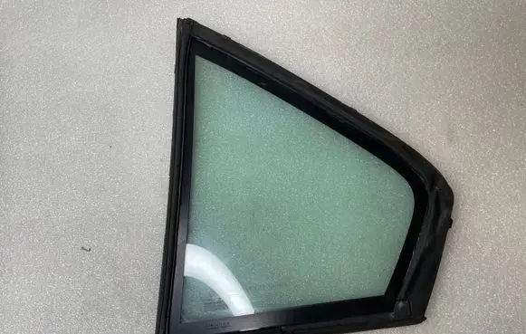 BMW 7 E38 Rear vent window glass 8168122 8125190