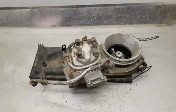 Audi 80 90 B3 Fuel distributor 0438121011 026133353 0438101005