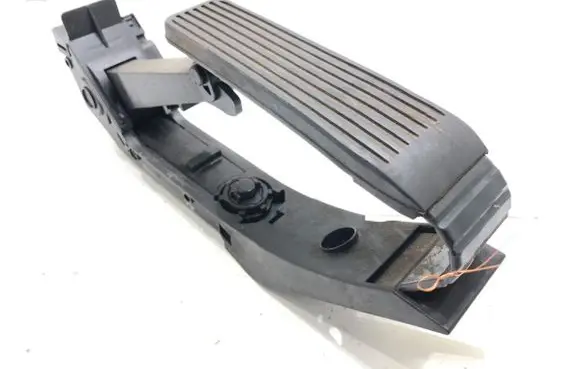 Accelerator throttle pedal