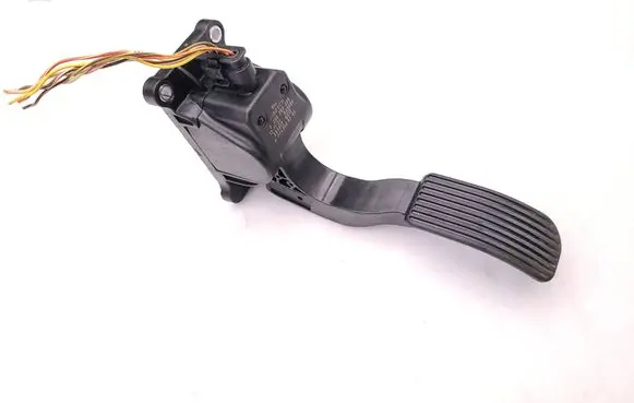 Accelerator throttle pedal