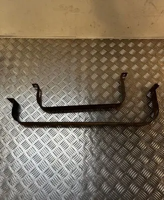 Fuel tank mounting bracket