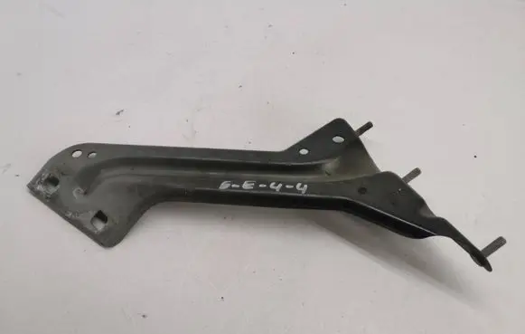 Audi Q5 SQ5 Fender mounting bracket 8R0821136