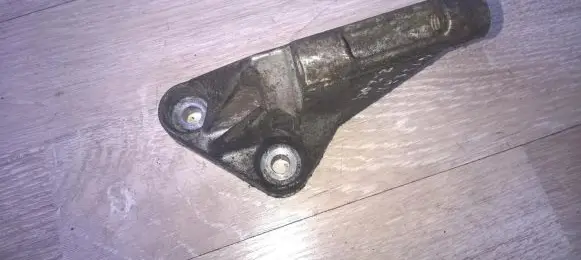 Nissan Primera Engine mounting bracket
