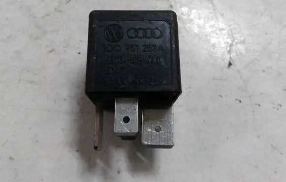 Volkswagen PASSAT B5.5 Other relay 3D0951253A