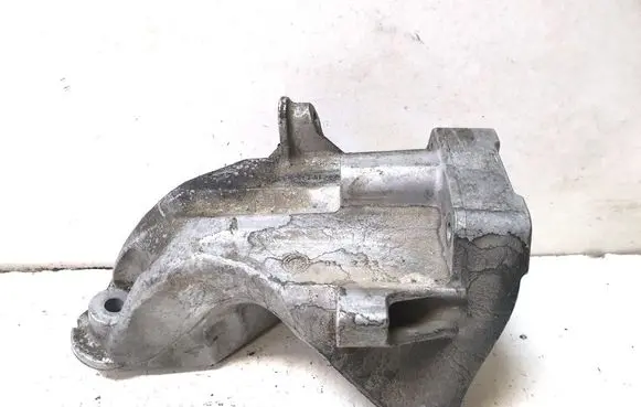 Engine mounting bracket