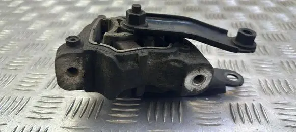Engine mount bracket