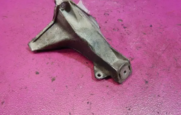 Audi A4 S4 B5 8D Engine mounting bracket 8D0199308R