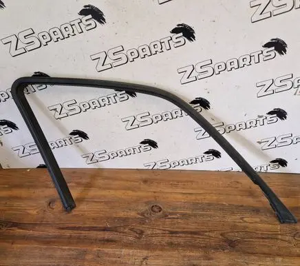 BMW 7 E32 Front door window/glass frame 1928787