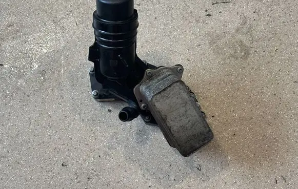 BMW 3 G20 G21 Oil filter mounting bracket 8570063
