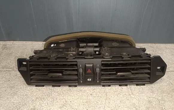 BMW 5 E60 E61 Dash center air vent grill 6910734