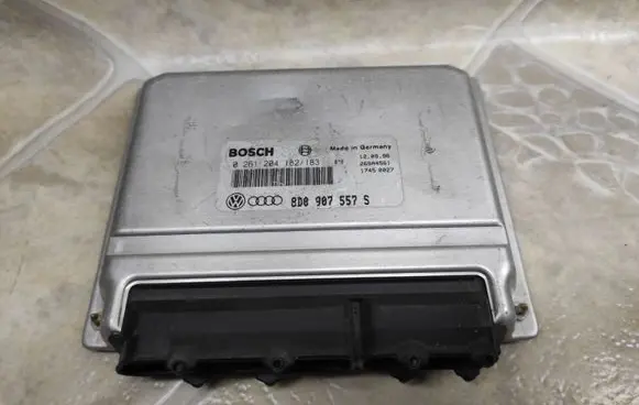 Audi A4 S4 B5 8D Engine control unit/module 0261204182 8D0907557S