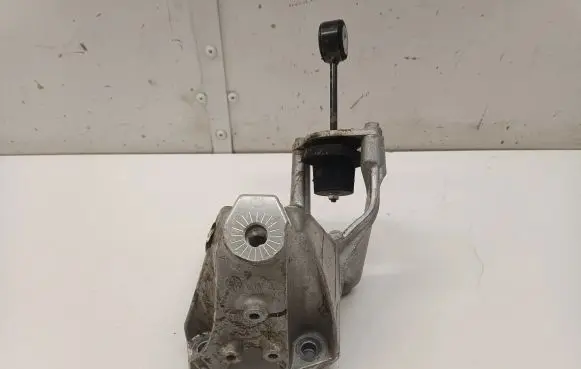 Volkswagen Touareg III Engine mounting bracket