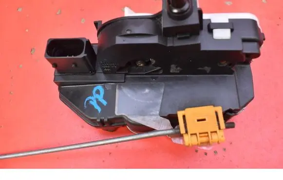 Opel Insignia A Front door lock 