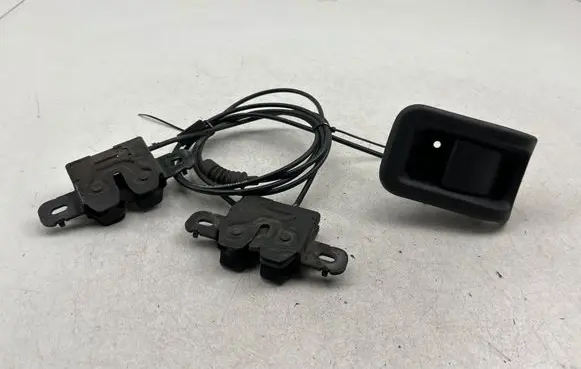 Volvo V70 Engine bonnet (hood) release handle 30779851