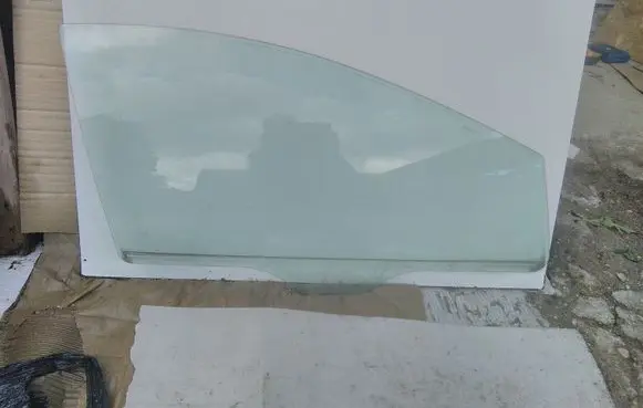 Mazda 2 Front door window glass four-door