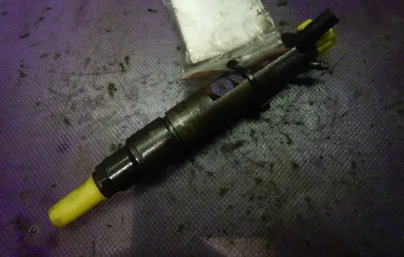 Volkswagen PASSAT B5 Fuel injector 028130201T
