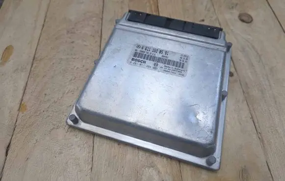 Mercedes-Benz Sprinter W901 W902 W903 W904 Engine control unit/module A6111530591