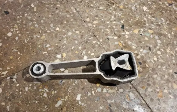 Volvo XC60 Engine mount bracket