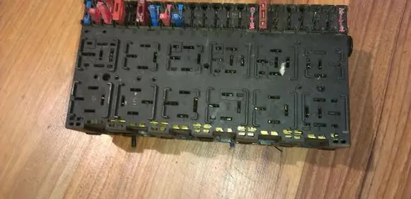 Volkswagen PASSAT B3 Fuse box set 357937039