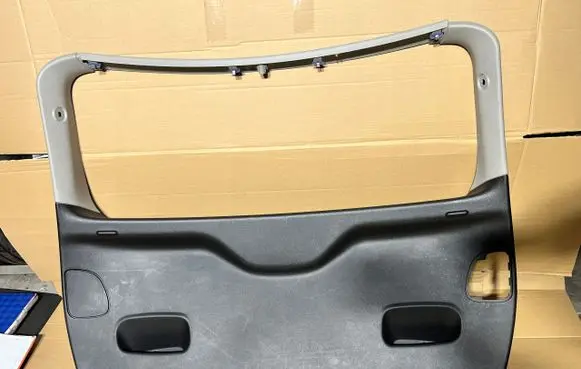 Opel Meriva B Tailgate trim braknumeruczci
