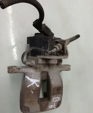Volkswagen PASSAT B6 Rear brake caliper 