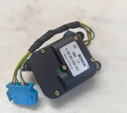Audi A4 S4 B5 8D Air flap motor/actuator 0132801028