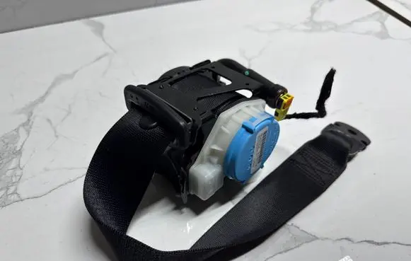 Mercedes-Benz A W176 Rear seatbelt A1768602385