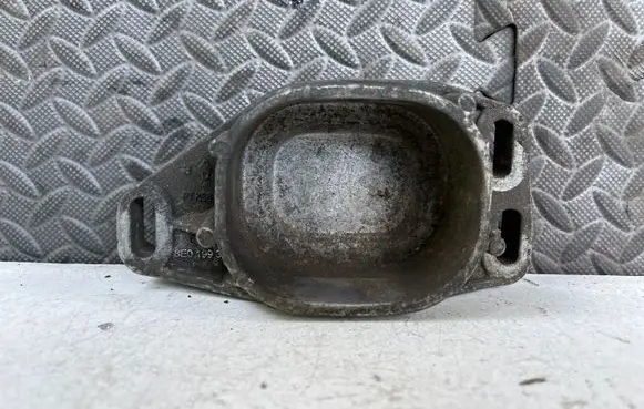 Audi A4 S4 B6 8E 8H Engine mounting bracket 8E0199335A