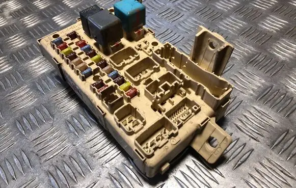 Toyota Avensis T250 Fuse module 82641CA010F 5420383315