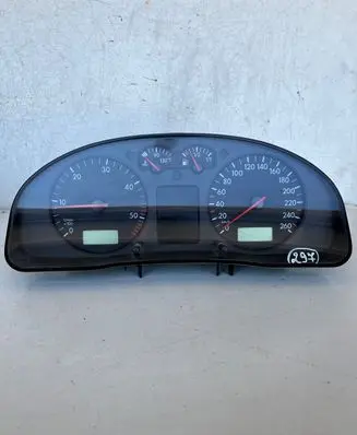 Volkswagen PASSAT B5 Speedometer (instrument cluster) 3B0920822A