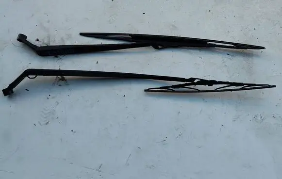 Toyota Auris 150 Front wiper blade arm