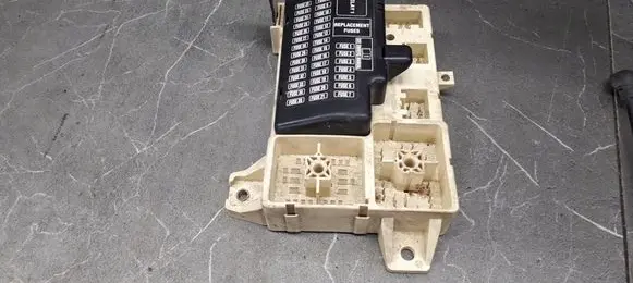 Jaguar S-Type Relay mounting block XR8T-14A067-BA