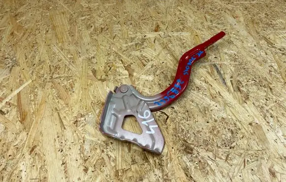 Engine bonnet/hood hinges
