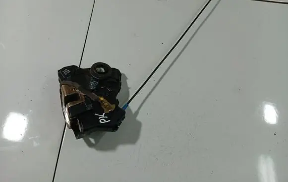 Toyota Avensis T250 Front door lock
