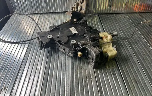 Volkswagen Caddy Sliding door lock 2K0843653N 01072041008
