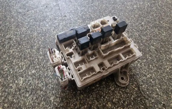 Toyota Previa (XR30, XR40) II Fuse module 8922128040